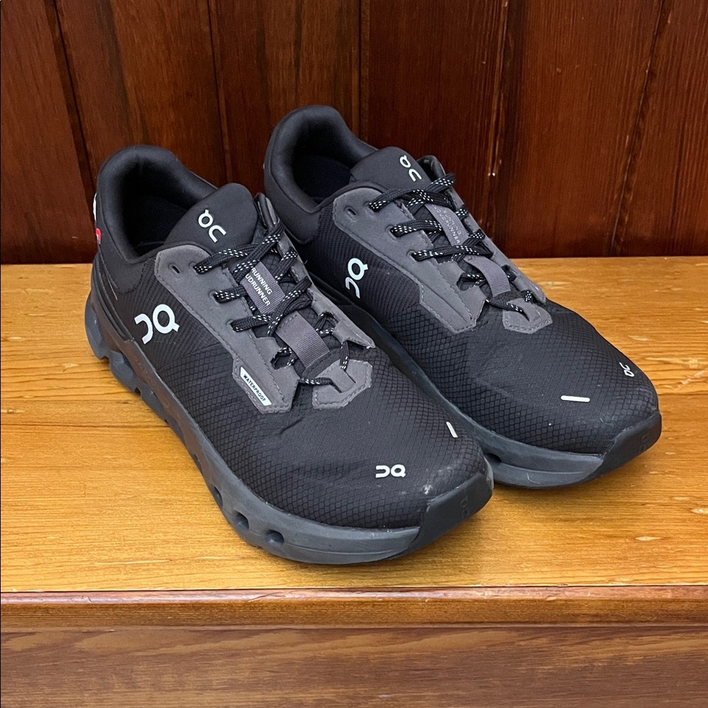 On Running Women's Black and Gray Athletic Shoes